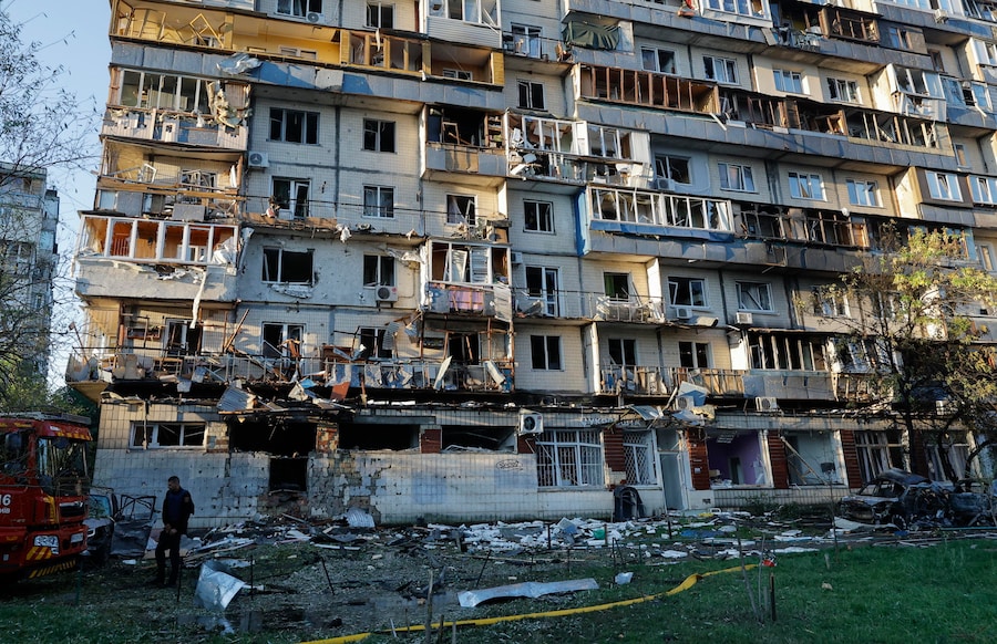 Un edificio residenziale di nove piani a Kiev colpito in un attaco notturno in Ucraina, il 28 agosto 2025. Almeno 14 persone sono state uccise, tra cui 3 bambini, e 38 sono rimaste ferite a Kiev, quando la Russia ha lanciato un attacco notturno sull'Ucraina con 598 droni e 31 missili. (EPA)