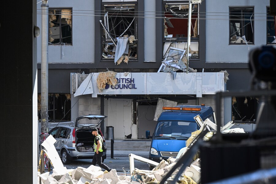 L'edificio del British Council dopo che è stato colpito da missili e droni russi nel centro di Kiev, Ucraina. (APN)