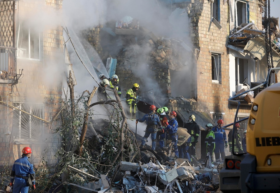 Soccorritori ucraini lavorano intervengono in un edificio residenziale di cinque piani a Kyiv, in Ucraina, il 28 agosto 2025. Almeno 14 persone sono state uccise, tra cui 3 bambini, e 38 sono rimaste ferite a Kiev, quando la Russia ha lanciato un attacco notturno sull'Ucraina con 598 droni e 31 missili, secondo il Servizio di emergenza statale. EPA/SERGEY DOLZHENKO (EPA)