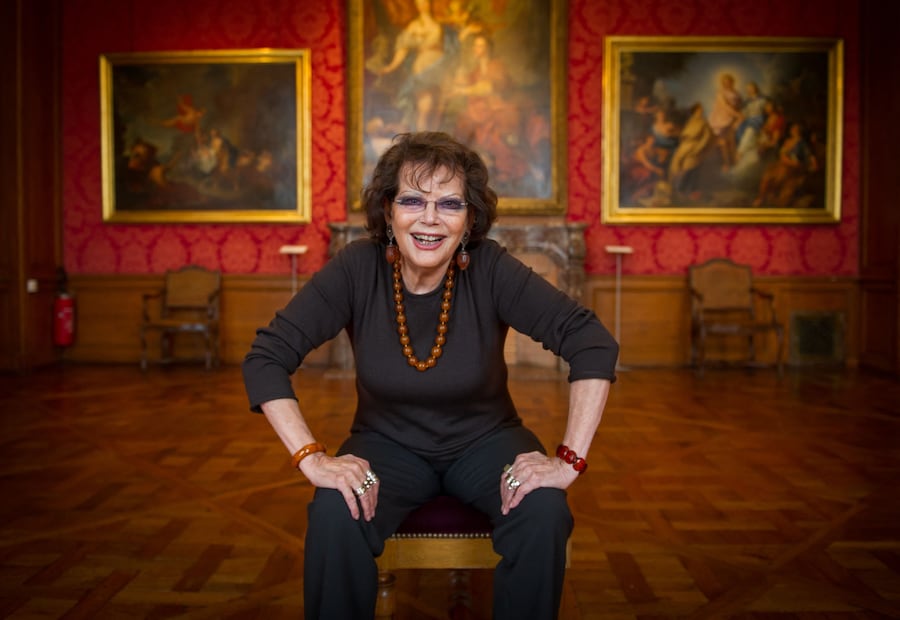 L'attrice italiana Claudia Cardinale posa al Museo di Tours il 14 febbraio 2015. Claudia Cardinale è l'ospite d'onore delle "Journees du film italien Viva Il Cinema" (giornate del cinema italiano) dall'11 al 15 febbraio 2015. La star del cinema Claudia Cardinale muore a 87 anni nella regione di Parigi: agente dell'AFP. (Foto di GUILLAUME SOUVANT / AFP) (AFP)
