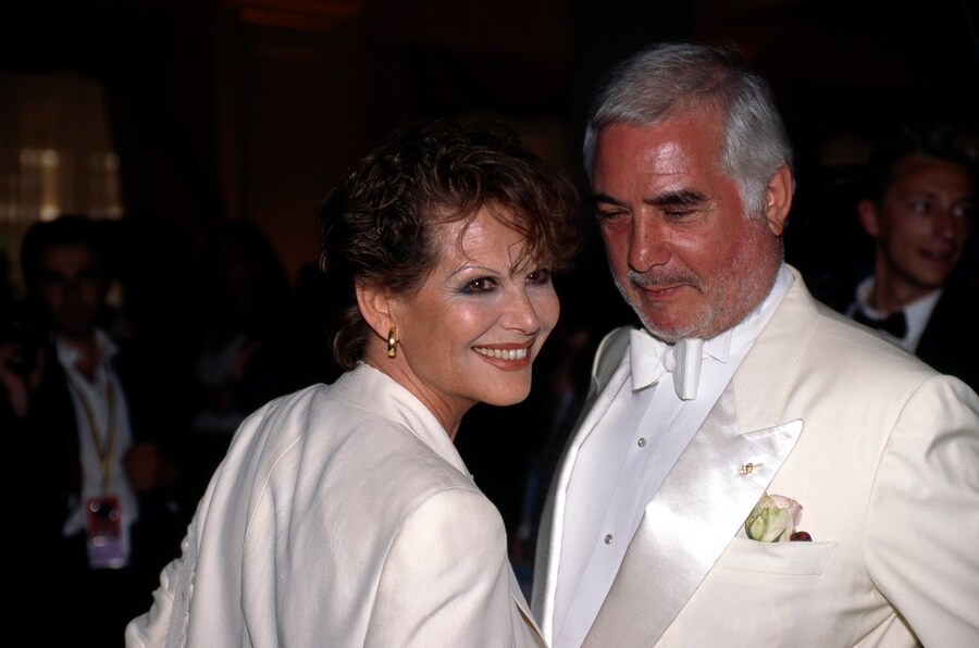 ©lapresse archivio storico spettacolo cinema anni '90 Claudia Cardinale nella foto: l'attrice Claudia Cardinale con il collega Jean Claude Brialy ad una serata di gala (lapresse)