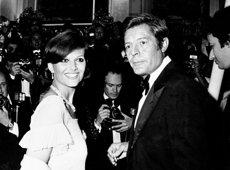 L'attrice italiana Claudia Cardinale, a sinistra, e l'attore Marcello Mastroianni si presentano al Palazzo del Festival per la presentazione de "L'innocente", al Festival Internazionale del Cinema di Cannes, Francia, il 15 maggio 1975. (AP Photo/Jean-Jacques Levy, File) Associated Press/LaPresse (APN)