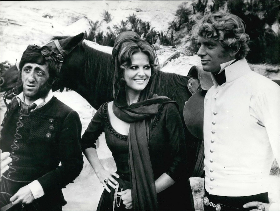 Foto IPP/Keystone Pictures USA/ZUMAPRESS nella foto da sinistra l' attore Carlo Delle Piane al centro l' attrice Claudia Cardinale e Mark Burns sul set del film " The Adventures of Gerard " del 1970 (16878)