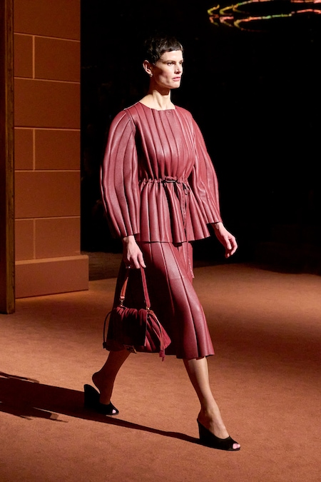Fendi. Blusa e gonna coordinata in pelle lavorata a listelli