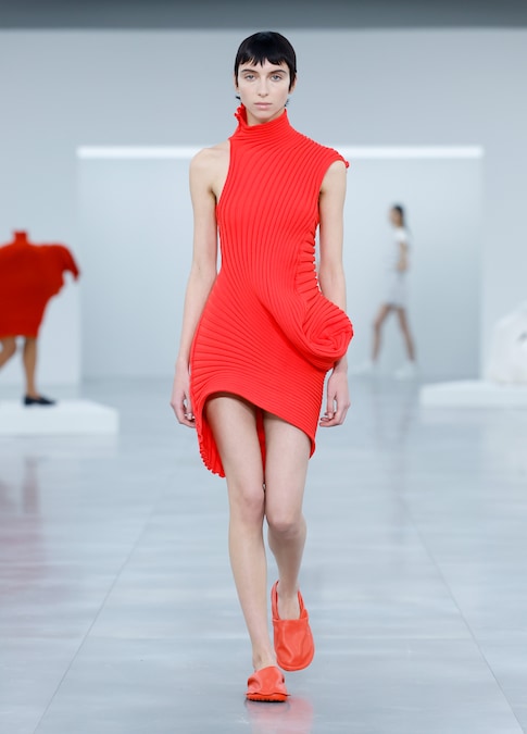 Issey Miyake. Abito corto asimmetrico in maglia a coste pezzo unico