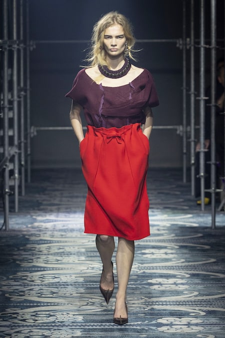 Prada. Blusa intessuto taglio vivo e gonna con coulisse in vita