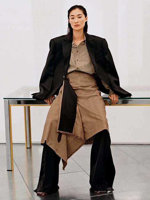 Phoebe Philo. In lana fluida con sottile quadro principe di Galles, fascia in pelle con fibbia argento per portarlo anche aperto, fatto in Scozia con tecniche tradizionali