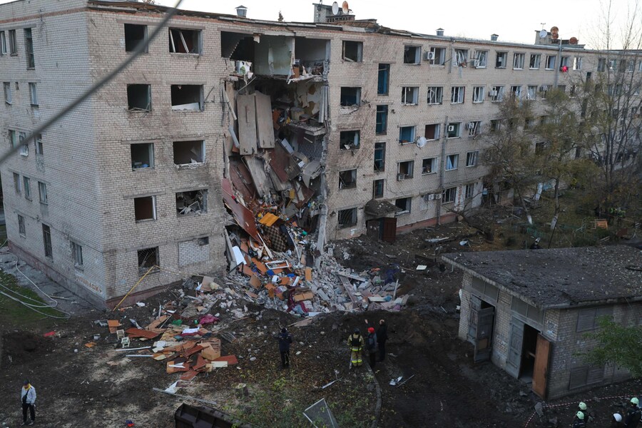 I soccorritori ucraini lavorano sul sito di un edificio gravemente danneggiato in seguito a un attacco aereo a Zaporizhia (AFP)