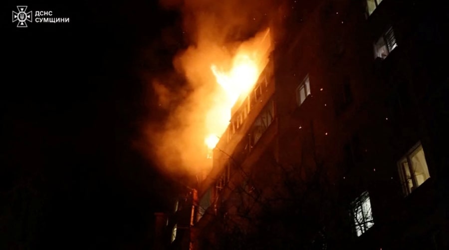 Fiamme e fumo si alzano da un incendio in un edificio in seguito agli attacchi russi in una località indicata come Sumy, Ucraina (via REUTERS)