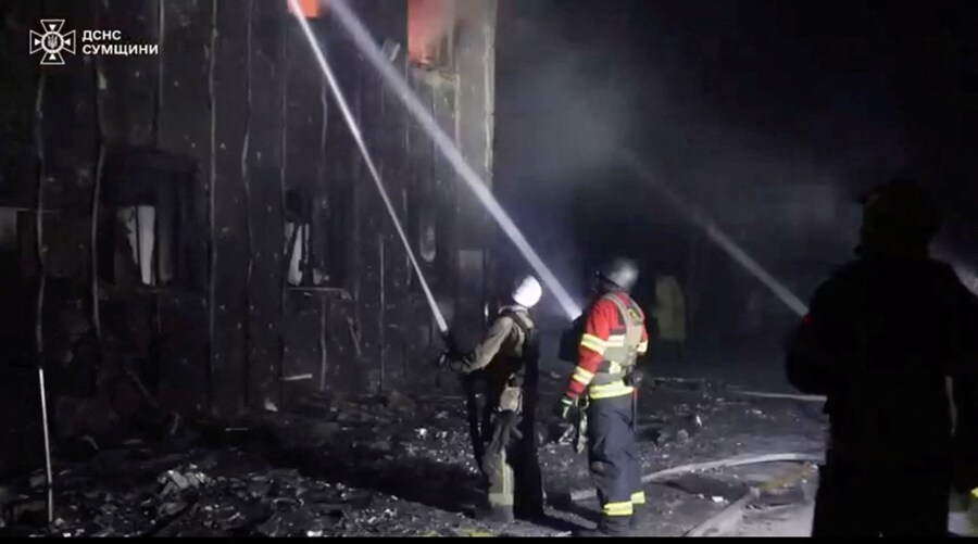 I vigili del fuoco lavorano per spegnere un incendio in seguito agli attacchi russi in una località indicata come Sumy, Ucraina (via REUTERS)