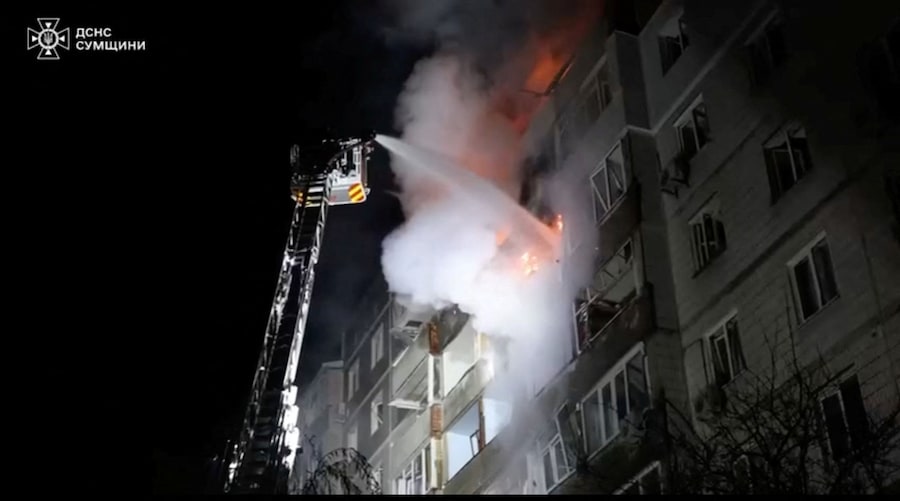 I vigili del fuoco lavorano per spegnere un incendio in seguito agli attacchi russi in una località indicata come Sumy, Ucraina (via REUTERS)