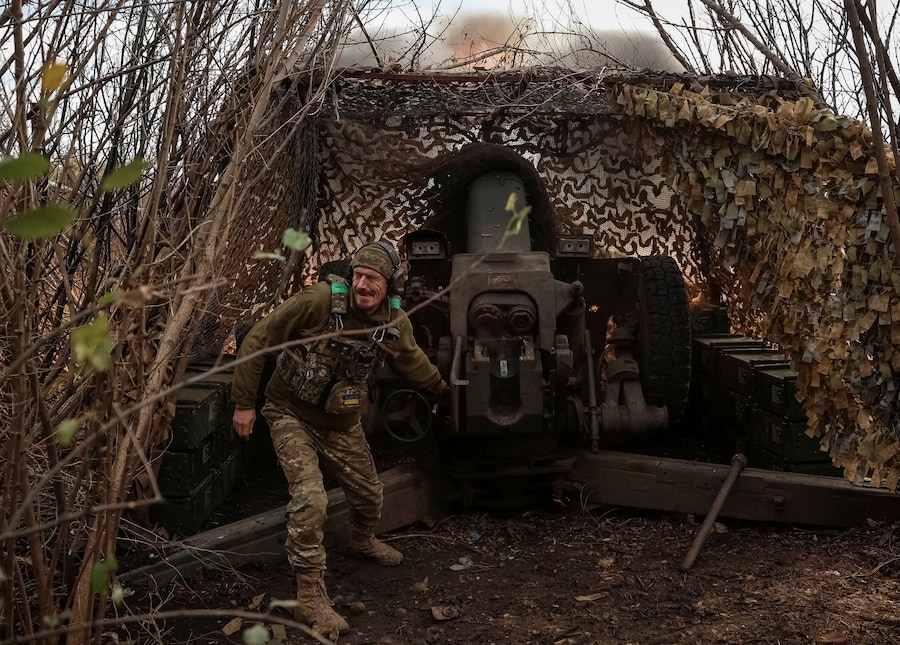 Un artigliere dell’82ª Brigata d’assalto aviotrasportata separata delle Forze armate ucraine spara con un obice D-30 verso le truppe russe vicino alla città di Dobropillia, in prima linea, nella regione di Donetsk, Ucraina (REUTERS)