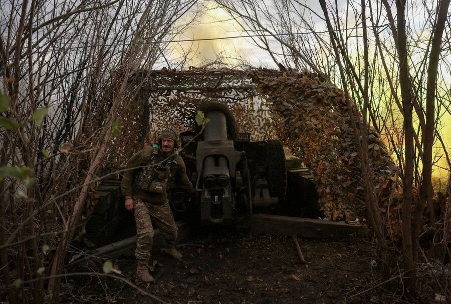 Un artigliere dell’82ª Brigata d’assalto aviotrasportata separata delle Forze armate ucraine spara con un obice D-30 verso le truppe russe, vicino alla città di Dobropillia, in prima linea, nella regione di Donetsk, Ucraina (REUTERS)