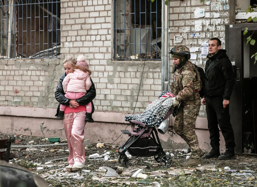 I soccorritori ucraini aiutano la popolazione locale sul luogo di un attacco russo su un’area residenziale a Zaporizhia, nell’Ucraina sudorientale (EPA)