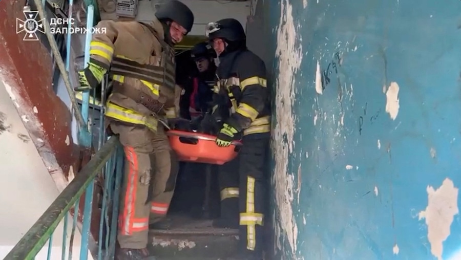 I soccorritori recuperano il corpo di un uomo da un edificio danneggiato da un attacco russo a Zaporizhzhia, in Ucraina (via REUTERS)