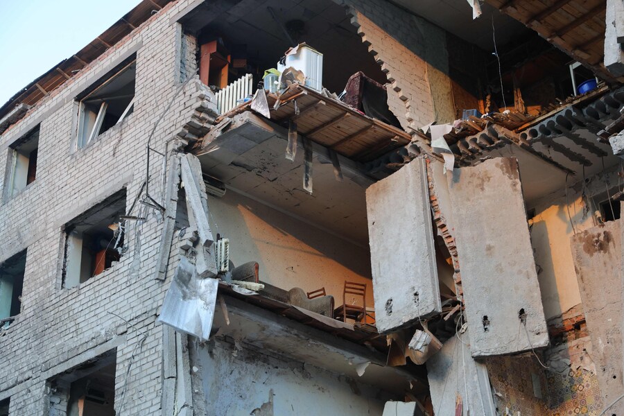 Un edificio gravemente danneggiato in seguito a un attacco aereo a Zaporizhia (AFP)