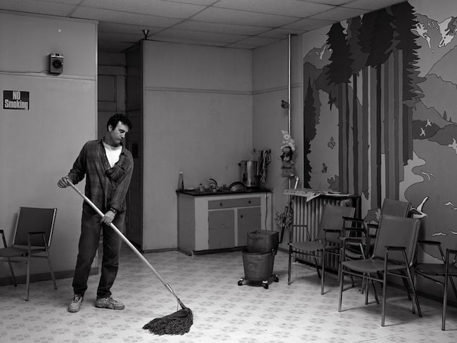 Jeff Wall con 10 artisti in mostra a Bologna