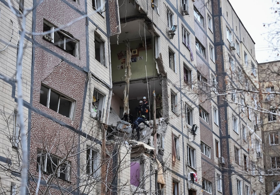 I soccorritori lavorano sul luogo degli edifici residenziali colpiti durante l’attacco dei droni russi a Dnipro, Ucraina (REUTERS)