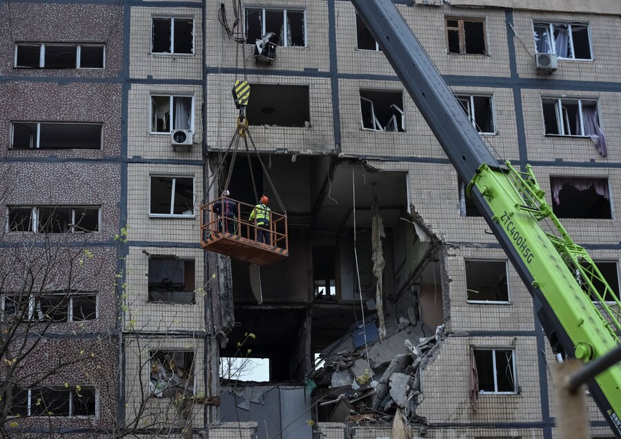 I soccorritori lavorano sul luogo degli edifici residenziali colpiti durante l’attacco dei droni russi, nel mezzo dell’attacco russo all’Ucraina, a Dnipro, Ucraina (REUTERS)