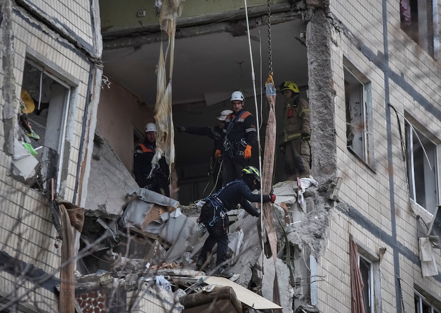 I soccorritori lavorano sul luogo degli edifici residenziali colpiti durante l’attacco dei droni russi a Dnipro, Ucraina (REUTERS)