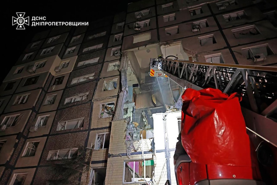 In questa foto fornita dal Servizio di emergenza ucraino, i vigili del fuoco spengono l’incendio in seguito a un attacco missilistico russo che ha colpito un condominio a più piani a Dnipro, in Ucraina (APN)