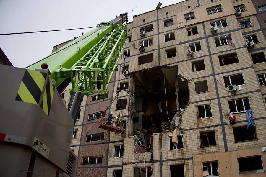 I soccorritori ucraini lavorano sul sito di un edificio residenziale gravemente danneggiato a seguito di un attacco aereo a Dnipro (AFP)