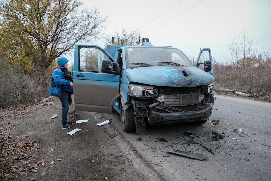I membri del team della missione umanitaria “Proliska” poco dopo che il loro veicolo è stato colpito da un drone FPV russo nella città di Kostyantynivka, in prima linea, nella regione di Donetsk, nell’Ucraina orientale (EPA)