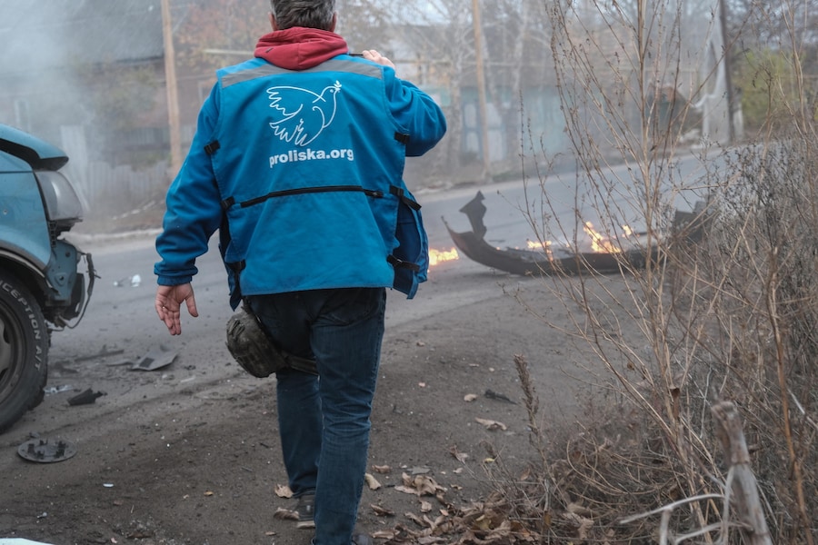 I membri del team della missione umanitaria “Proliska” poco dopo che il loro veicolo è stato colpito da un drone FPV russo nella città di Kostyantynivka, in prima linea, nella regione di Donetsk, nell’Ucraina orientale (EPA)
