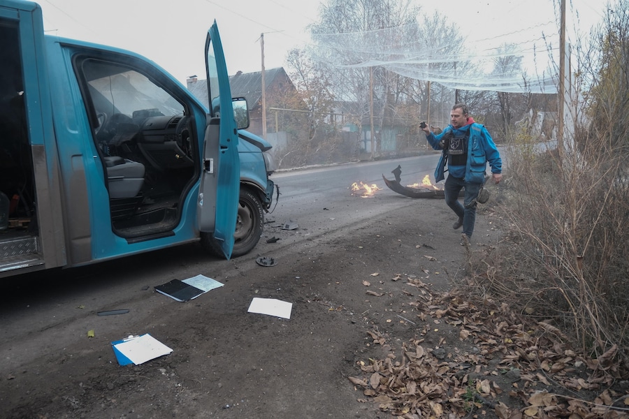 I membri del team della missione umanitaria “Proliska” sul posto poco dopo che il loro veicolo è stato colpito da un drone FPV russo nella città di Kostyantynivka, in prima linea, nella regione di Donetsk, nell’Ucraina orientale (EPA)