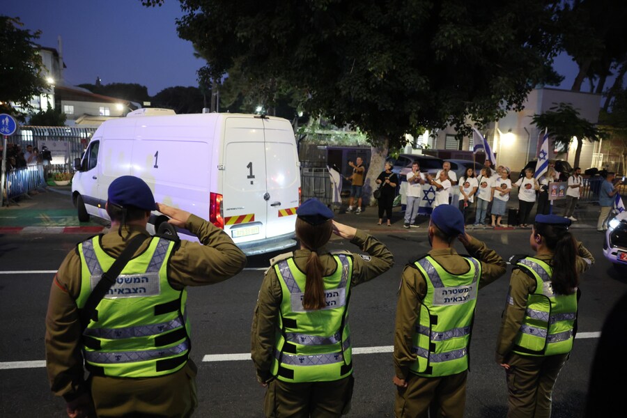 Soldati israeliani salutano mentre un convoglio che trasporta un corpo rilasciato dalle Brigate al-Qassam, l'ala militare di Hamas, arriva al Centro nazionale di medicina legale di Tel Aviv, Israele, 09 novembre 2025. Hamas sostiene che il corpo appartiene al soldato israeliano Hadar Goldin, ucciso nella guerra di Gaza del 2014. Israele non ha ancora verificato positivamente i resti. EPA/ABIR SULTAN (EPA)