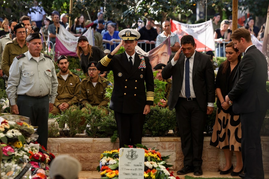L'ammiraglio Brad Cooper, comandante del Comando centrale degli Stati Uniti (CENTCOM), saluta durante il funerale dell'ostaggio israelo-americano, il soldato sergente maggiore Itay Chen che, secondo l'esercito israeliano, è stato ucciso durante i combattimenti in difesa del Kibbutz Nir Oz durante l'attacco mortale del 7 ottobre 2023 da parte di Hamas e il suo corpo è stato portato a Gaza, a Tel Aviv, Israele, 9 novembre 2025. REUTERS/Ronen Zvulun (REUTERS)