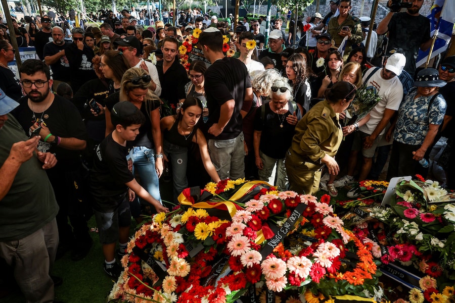 Lutto al funerale dell'ostaggio israelo-americano, il soldato sergente maggiore Itay Chen che, secondo l'esercito israeliano, è stato ucciso durante il combattimento in difesa del Kibbutz Nir Oz durante l'attacco mortale del 7 ottobre 2023 da parte di Hamas e il suo corpo è stato portato a Gaza, a Tel Aviv, Israele, 9 novembre 2025. REUTERS/Ronen Zvulun (REUTERS)