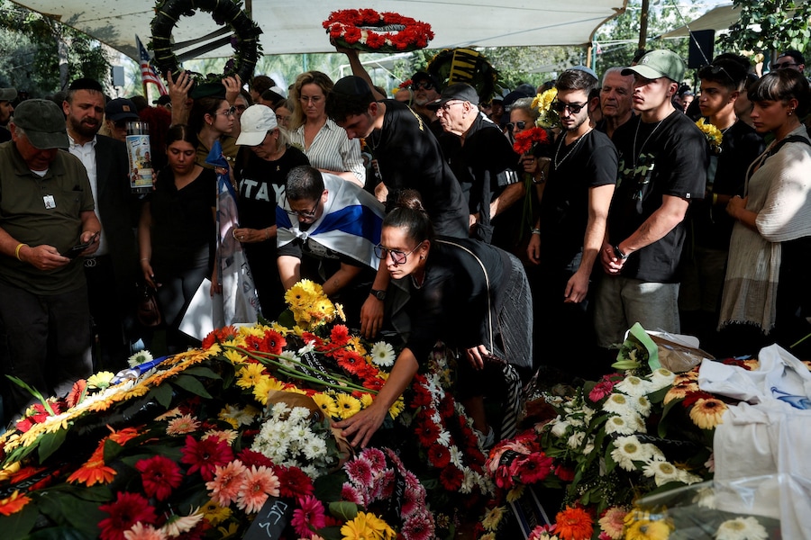 Lutto al funerale dell'ostaggio israelo-americano, il soldato sergente maggiore Itay Chen che, secondo l'esercito israeliano, è stato ucciso durante il combattimento in difesa del Kibbutz Nir Oz durante l'attacco mortale del 7 ottobre 2023 da parte di Hamas e il suo corpo è stato portato a Gaza, a Tel Aviv, Israele, 9 novembre 2025. REUTERS/Ronen Zvulun (REUTERS)