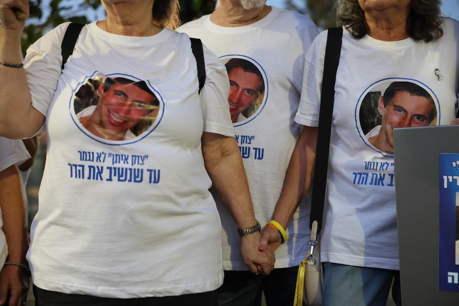 Sostenitori che indossano magliette con l'immagine del soldato israeliano Hadar Goldin aspettano che un convoglio che trasporta un corpo rilasciato dalle Brigate al-Qassam, l'ala militare di Hamas, arrivi al Centro nazionale di medicina legale di Tel Aviv, Israele, 09 novembre 2025. Hamas sostiene che il corpo appartiene al soldato israeliano Hadar Goldin, ucciso nella guerra di Gaza del 2014. Israele non ha ancora verificato positivamente i resti. EPA/ABIR SULTAN (EPA)