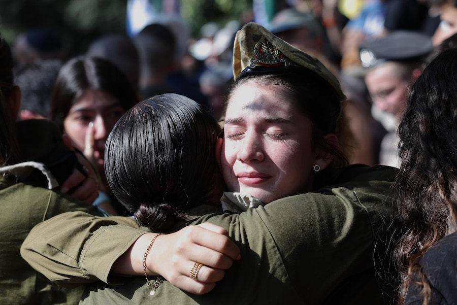 Soldati israeliani piangono durante il funerale del sergente maggiore israelo-americano Itay Chen nel cimitero di Kiryat Shaul a Tel Aviv, Israele, 09 novembre 2025. Chen, ucciso e rapito durante gli attacchi del 07 ottobre 2023, è stato sepolto dopo che i suoi resti sono stati riportati da Gaza il 04 novembre come parte dell'accordo di cessate il fuoco tra Israele e Hamas. EPA/ABIR SULTAN (EPA)