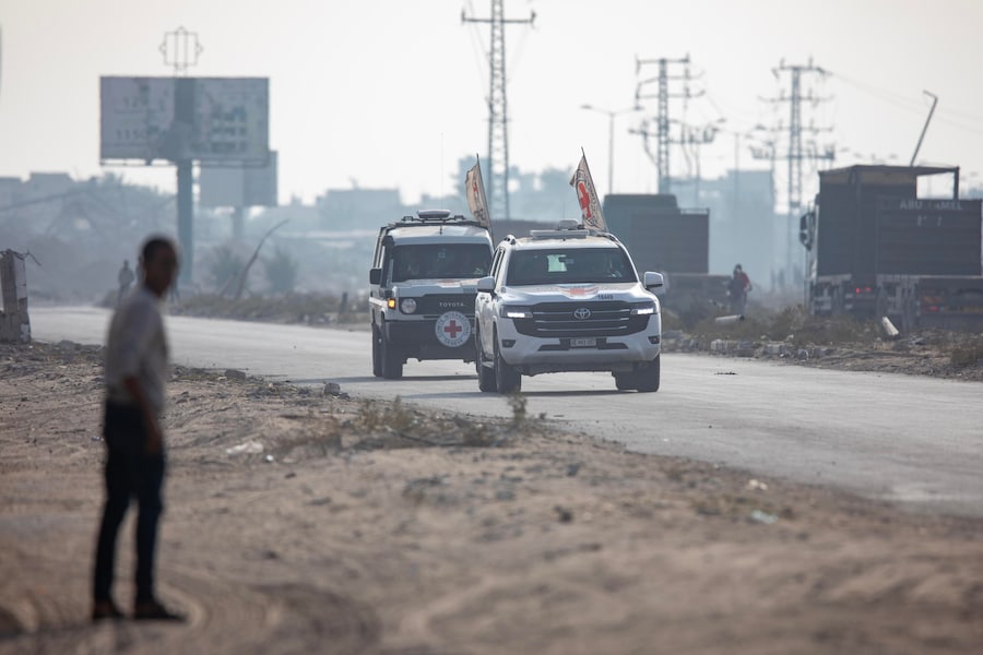 Veicoli della Croce Rossa trasportano un corpo dopo che è stato rilasciato dalle Brigate al-Qassam, l'ala militare di Hamas, a Deir Al-Balah, nella Striscia di Gaza centrale, il 09 novembre 2025. Hamas sostiene che il corpo appartiene al soldato israeliano Hadar Goldin, ucciso nella guerra di Gaza del 2014. Israele non ha ancora verificato positivamente i resti. EPA/HAITHAM IMAD (EPA)