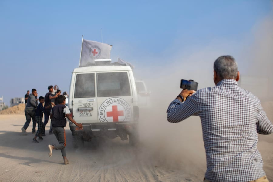 Veicoli della Croce Rossa trasportano un corpo dopo che è stato liberato dalle Brigate al-Qassam, l'ala militare di Hamas, a Deir Al-Balah, nella Striscia di Gaza centrale, il 09 novembre 2025. Hamas sostiene che il corpo appartiene al soldato israeliano Hadar Goldin, ucciso nella guerra di Gaza del 2014. Israele non ha ancora verificato positivamente i resti. EPA/HAITHAM IMAD (EPA)