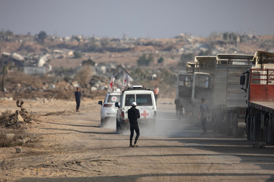 Veicoli della Croce Rossa trasportano un corpo dopo che è stato liberato dalle Brigate al-Qassam, l'ala militare di Hamas, a Deir Al-Balah, nella Striscia di Gaza centrale, il 09 novembre 2025. Hamas sostiene che il corpo appartiene al soldato israeliano Hadar Goldin, ucciso nella guerra di Gaza del 2014. Israele non ha ancora verificato positivamente i resti. EPA/HAITHAM IMAD (EPA)