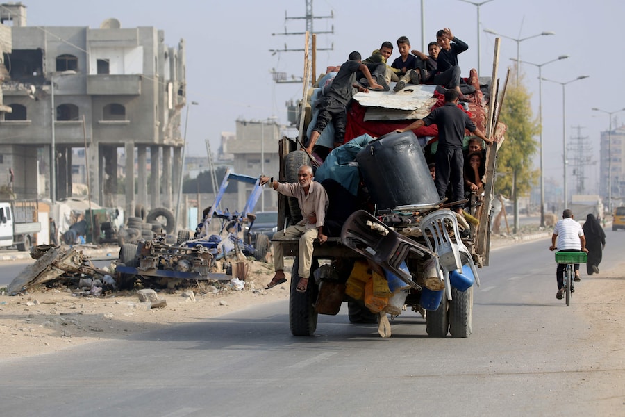 Palestinesi spostano ciò che resta dei loro averi lungo una strada vicino al campo profughi di Nuseirat, nella Striscia di Gaza centrale, il 9 novembre 2025, dopo la tregua promossa dagli Stati Uniti che ha fermato la guerra di due anni. La prima fase dell'accordo per il cessate il fuoco a Gaza, mediato il mese scorso dal Presidente degli Stati Uniti, ha aperto la strada allo scambio di ostaggi israeliani e prigionieri palestinesi. (Foto di Eyad Baba / AFP) (AFP)