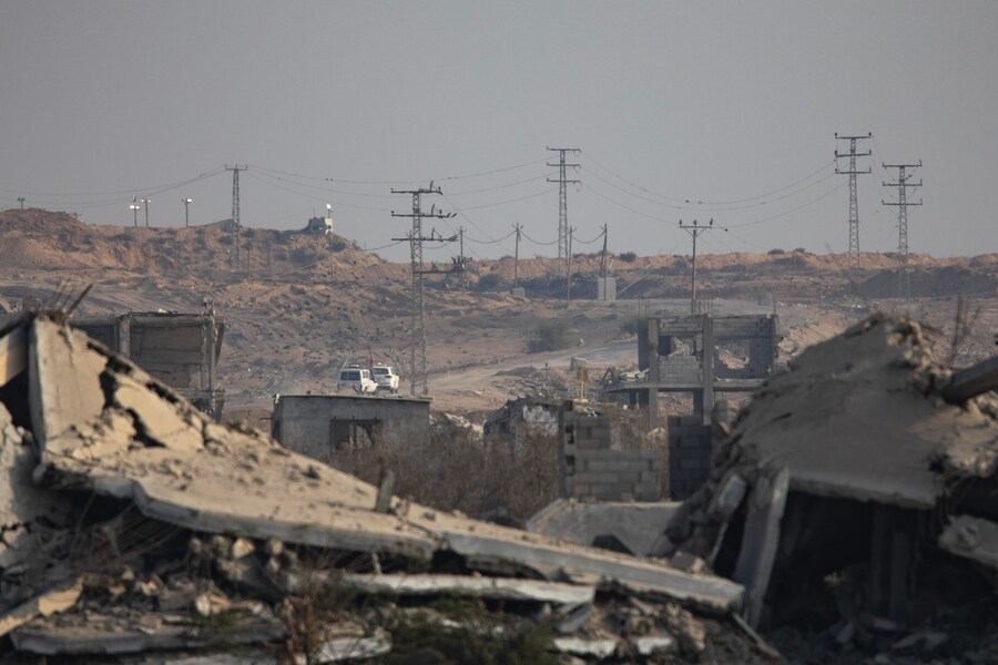 Veicoli della Croce Rossa trasportano un corpo dopo che è stato liberato dalle Brigate al-Qassam, l'ala militare di Hamas, a Deir Al-Balah, nella Striscia di Gaza centrale, il 09 novembre 2025. Hamas sostiene che il corpo appartiene al soldato israeliano Hadar Goldin, ucciso nella guerra di Gaza del 2014. Israele non ha ancora verificato positivamente i resti. EPA/HAITHAM IMAD (EPA)