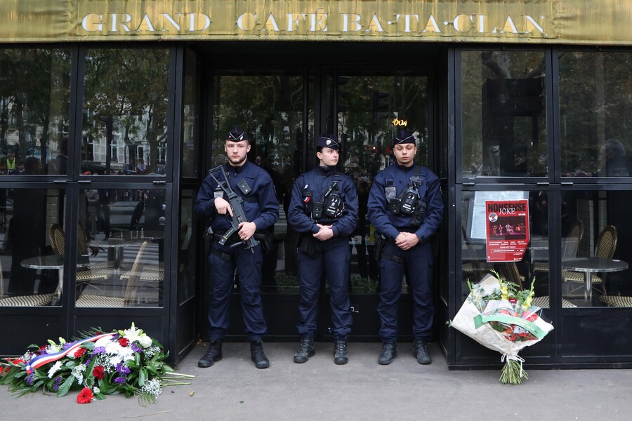 Agenti di polizia fanno la guardia fuori dalla sala concerti Bataclan, uno dei siti presi di mira negli attacchi di Parigi del novembre 2015, durante una cerimonia a Parigi, Francia (EPA)