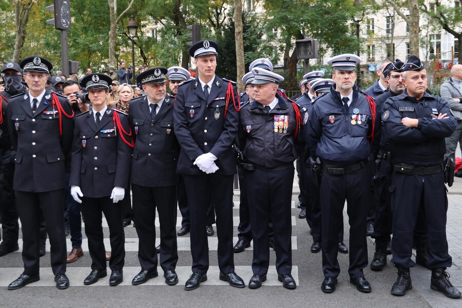 I capi della polizia e gli ufficiali coinvolti nelle operazioni antiterrorismo del novembre 2015 si riuniscono fuori dalla sala concerti Bataclan, uno dei siti presi di mira negli attacchi di Parigi del novembre 2015, durante una cerimonia a Parigi, Francia (EPA)