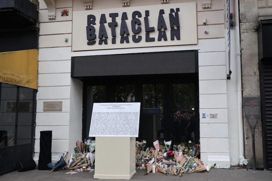 Fiori deposti in omaggio alle vittime fuori dalla sala concerti Bataclan (EPA)
