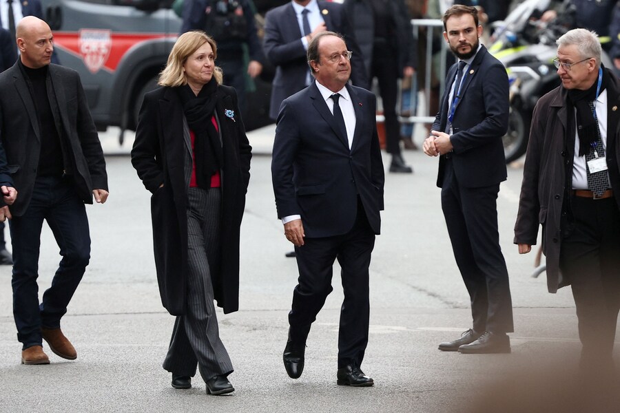 L’ex presidente francese Francois Hollande e Yael Braun-Pivet, presidente dell’Assemblea nazionale francese, arrivano per partecipare a una cerimonia in omaggio alle vittime di fronte alla sala concerti Bataclan di Parigi (REUTERS)