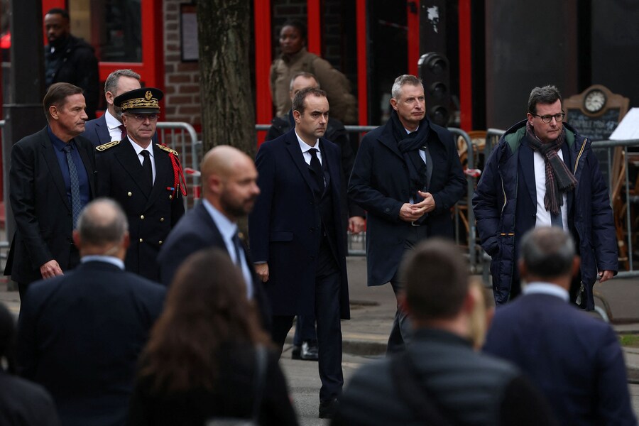 Il primo ministro francese Sebastien Lecornu arriva per partecipare a una cerimonia in omaggio alle vittime di fronte alla sala concerti Bataclan di Parigi, nell’ambito delle cerimonie che celebrano il decimo anniversario degli attacchi del 13 novembre che hanno preso di mira lo Stade de France, il Bataclan e una serie di bar e ristoranti, uccidendo 130 persone a Parigi, Francia (REUTERS)