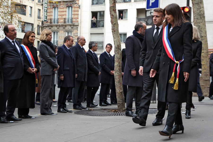Il presidente francese Emmanuel Macron (2-R) e il sindaco di Parigi Anne Hidalgo (R) arrivano fuori La Belle Equipe, uno dei siti presi di mira negli attacchi di Parigi del novembre 2015, per una cerimonia in omaggio alle vittime, a Parigi, Francia (EPA)