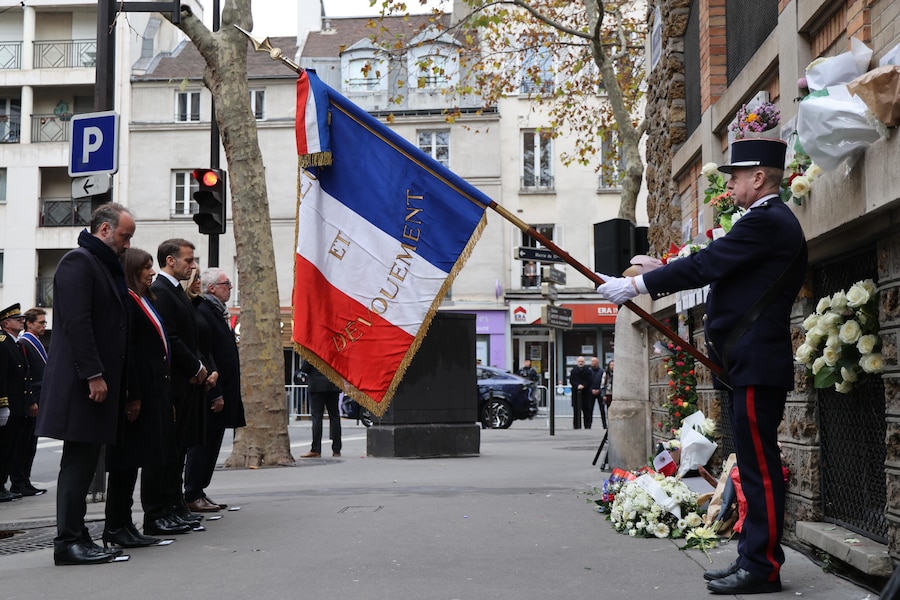 (da sinistra a destra) Il presidente dell’associazione francese delle vittime Life for Paris, Arthur Denouveaux, il sindaco di Parigi Anne Hidalgo, il presidente francese Emmanuel Macron, sua moglie Brigitte Macron e il presidente dell’associazione Fraternite et Verite 13onze15 Philippe Duperron rendono omaggio alle vittime vicino a uno dei siti presi di mira negli attacchi di Parigi del novembre 2015, durante una cerimonia a Parigi, Francia (EPA)