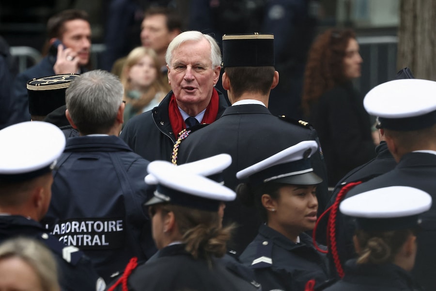 L’ex primo ministro francese Michel Barnier arriva per partecipare a una cerimonia in omaggio alle vittime di fronte alla sala concerti Bataclan di Parigi (REUTERS)