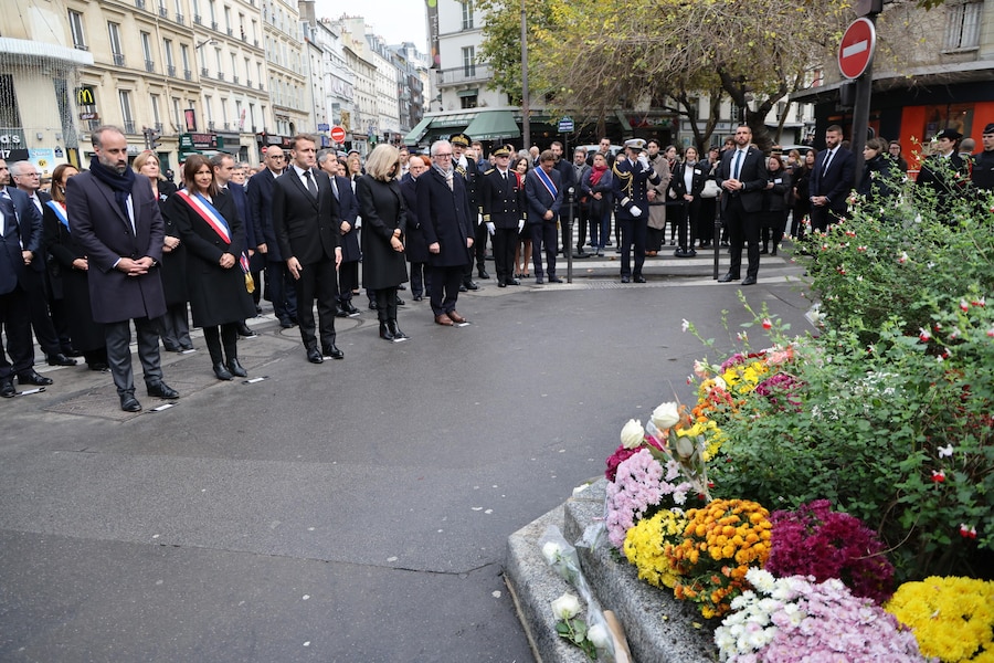 (da sinistra a destra) Il presidente dell’associazione francese delle vittime Life for Paris, Arthur Denouveaux, il sindaco di Parigi Anne Hidalgo, il presidente francese Emmanuel Macron, sua moglie Brigitte Macron e il presidente dell’associazione Fraternite et Verite 13onze15 Philippe Duperron si trovano a un incrocio vicino al Café Bonne Biere, uno dei luoghi presi di mira negli attacchi di Parigi del novembre 2015, durante una cerimonia in omaggio alle vittime a Parigi, Francia (EPA)