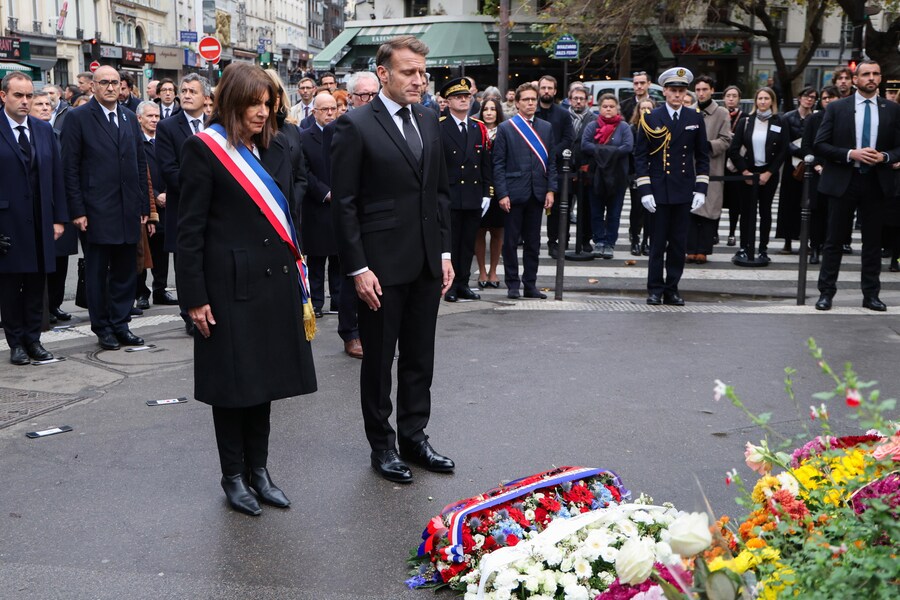 Il primo ministro francese Sebastien Lecornu (a sinistra), il ministro degli Interni Laurent Nunez (2-S) e il ministro della Giustizia Gerald Darmanin (3-S) guardano dietro il sindaco di Parigi Anne Hidalgo (C-L) e il presidente francese Emmanuel Macron (C-R) durante una cerimonia in omaggio alle vittime a un incrocio vicino al Café Bonne Biere, uno dei siti presi di mira negli attacchi di Parigi del novembre 2015, a Parigi (EPA)